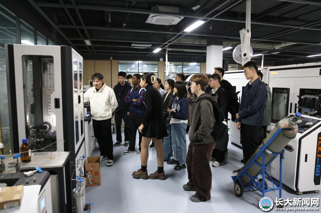 长江大学武汉校区报告厅内洋溢着庄严而